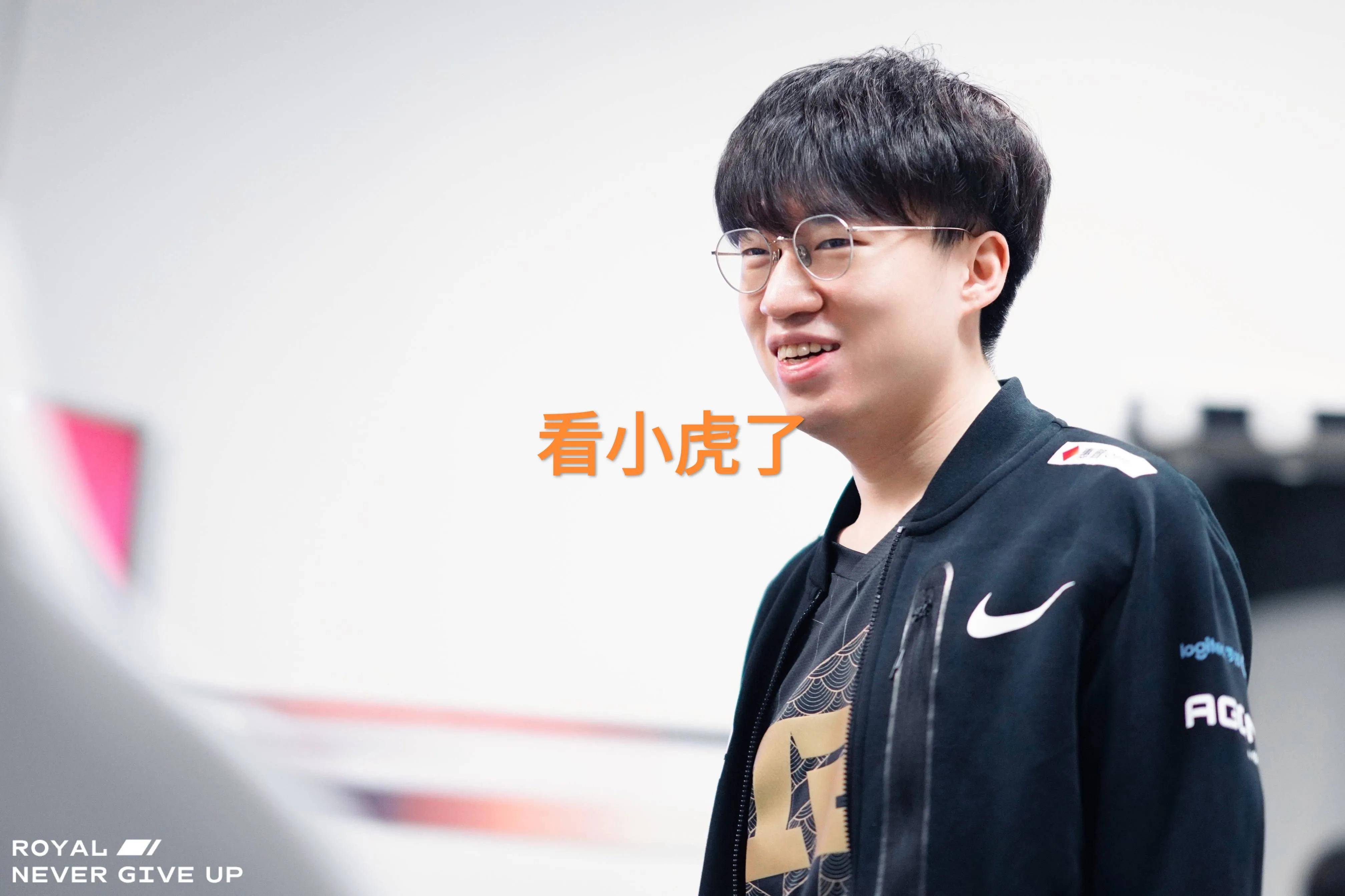 领先优势明显引发热议！，阿扎伦卡在RNG比赛中晋级下一阶段赢得满堂喝彩