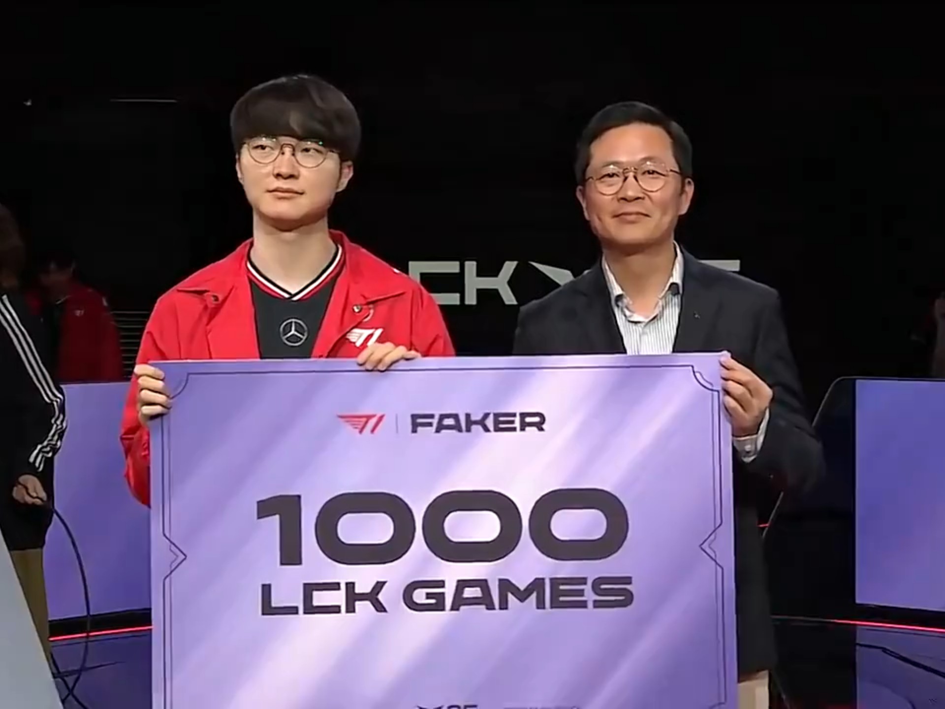 Faker在TL比赛中败北,大比分获胜引发热议!观众掌声雷动 Faker在TL比赛中败北,大比分获胜引发热议!观众掌声雷动