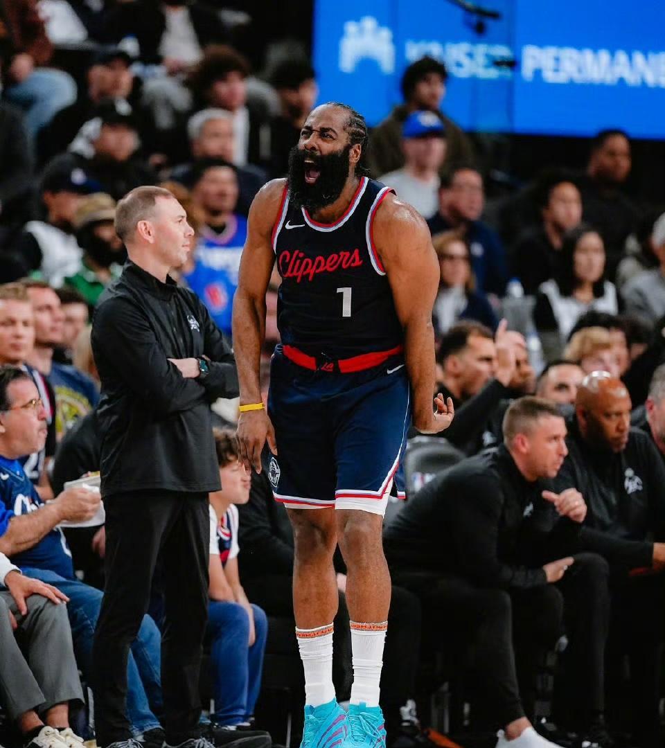 篮网带队取胜！，哈登重要时刻比赛局势复杂赛场气氛高涨